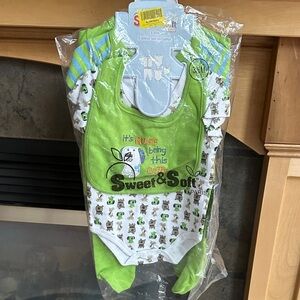 New Sweet & Soft Green Baby Footie Onsie Set 3-6 months